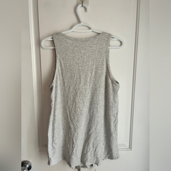 Lululemon grey shirt (4) - Picture 4 of 5